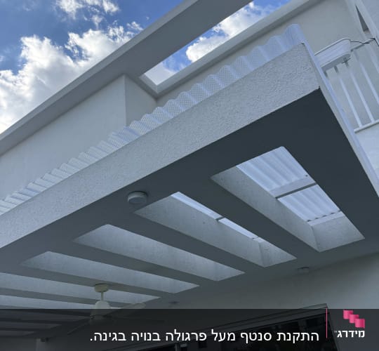 מרפסת עם תקרה פתוחה ומאוורר תקרה